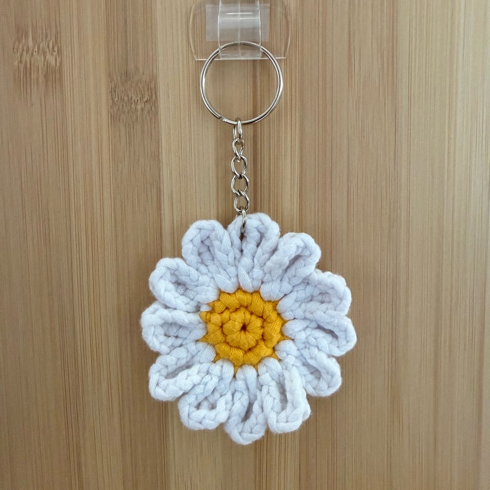 Daisy flower keychain